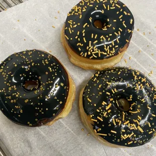 Vanilla frosting in black with gold sprinkles