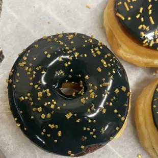 Vanilla frosting in black with gold sprinkles