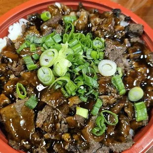 #5. Steak bowl with white rice &amp; green onions