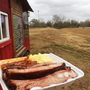 Got the ribs &amp; brisket plate - yumm!