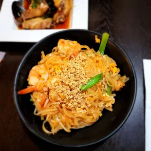 Pad thai with Shrimp (4/5 if you love lots and lots of noodles)