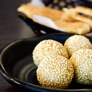 D17. Fried Sesame Balls