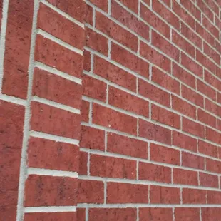 ows a red brick wall