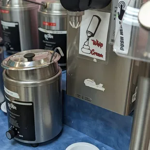 Whip cream machine