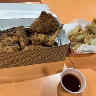 food, chicken wings and fried chicken