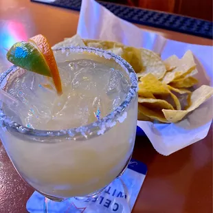 a margarita and chips