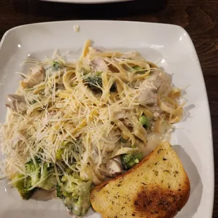 Chicken alfredo had to pay xtra for broccoli.. odd and the chicken tasted reheated galrlic bread tasted frozen n reheated as well