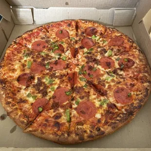 Large Pizza with pepperoni, bacon and green pepper