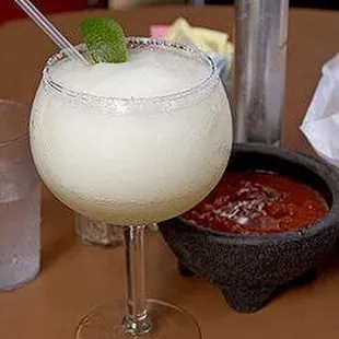 a margarita with a lime garnish
