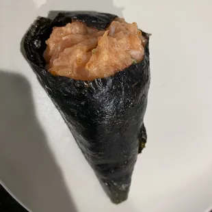 Salmon hand roll