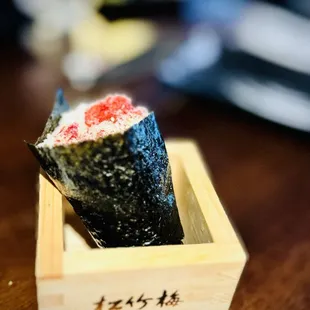 Spicy tuna handroll