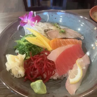 Chirashi bowl
