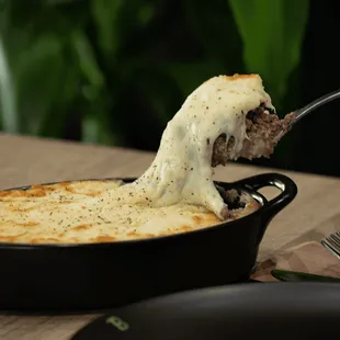 Escondidinho (mashed potatoes and ground beef covered with cheese)