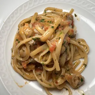 LINGUINI IN A PINK MANHATTAN CLAM SAUCE 2