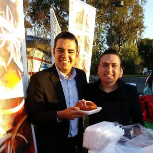 Robert Garcia Mayor Alcalde De Long Beach California Disfrutando De Las Mas Exquisitas Tortas Ahogadas Armando