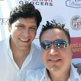 Kevin De Leon Senador Por California Disfrutando De Las Tortas Ahogadas Armando En Un Evento