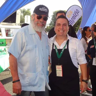 Edward James Olmos Disfrutando De Las Tortas Ahogadas Armando En Un Catering