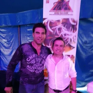 Eduardo Yanez Disfrutando De Las Tortas Ahogadas Armando En Un Evento Para Univision