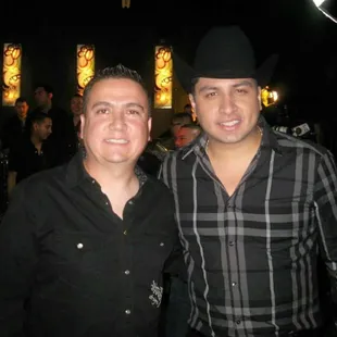 Julion Alvarez Durante El Concierto Disfruto De Las Exquisitas Tortas Ahogadas Armando En Un Catering