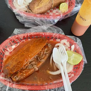 Torta ahogada de carne asada, picante.
