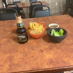 It&apos;s modelo time