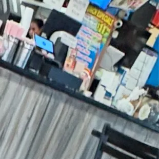 La señora en su celular.