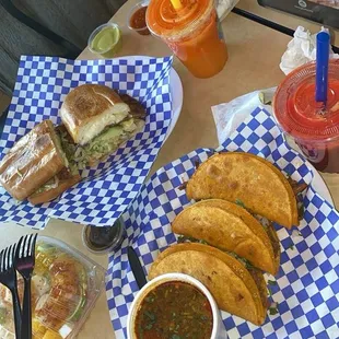 3 Tacos de Birria y Consome