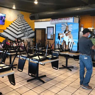 Popocatépetl carrying the princess wall mural.