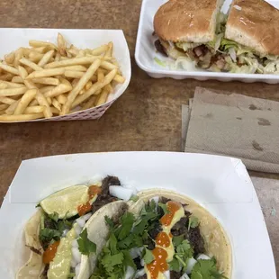 Tacos de barbacoa, torra chica y papas