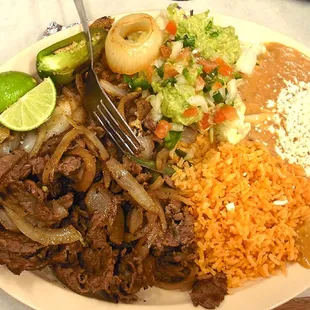 Bistec encebollado platter