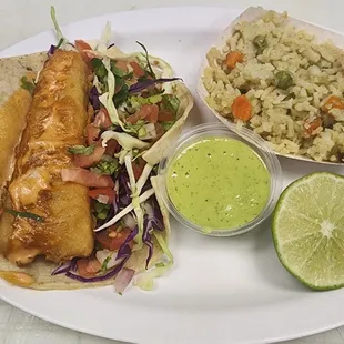 Fui Al restaurant y me dieron a probar los nuevos tacos de pescado la orden trae 2 y la sirven con arroz Todo fresco