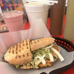 Torta de lomo, licuado de fresa, limonada, salsa verde y roja