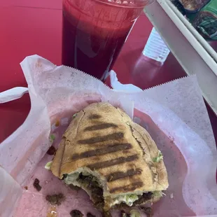 Torta de asada con un vampiro al lado
