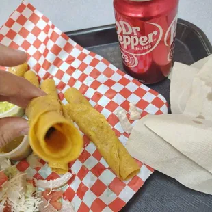 Cook/owner ripping off customer's. All flautas only filled 1/4th with beef.
