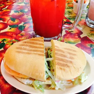 Torta de Milanesa y agua de frutas!