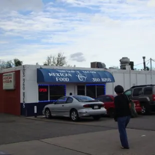 Tortas Y Tacos El Chino storefront.  May 24th 2014