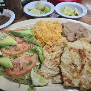 Platillo de Pollo frijoles, Arroz y ensalada. Muy rico este plato!