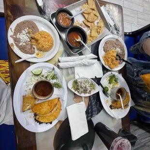 Quesabirrias, side de arroz y frijoles
