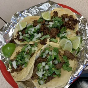 Tacos de asada y chorizo