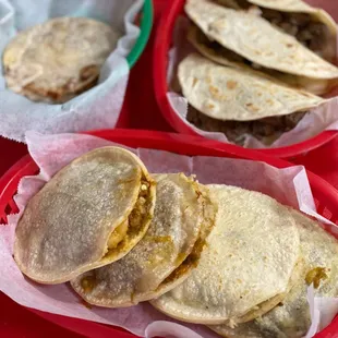 Ricas gorditas de guisado verde de puerco con papas.