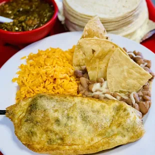 Plato de chile relleno con arroz y frijoles, delicioso!