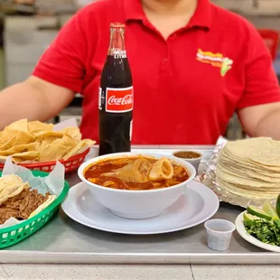 Rico menudo y barbacoa, con tortillas recién hechas!