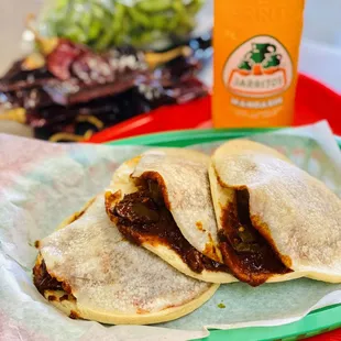Gorditas de nopales con Chile rojo y carne de puerco, muy ricas!!