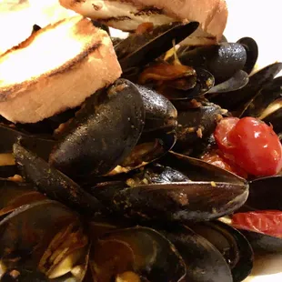 a plate of mussels and tomatoes
