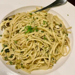 Linguini and white clam sauce