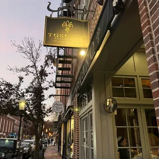 the outside of the restaurant