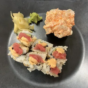 Creamy scallop and spicy tuna roll