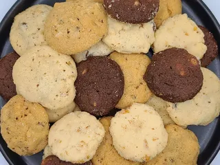 Lynn's Saimin & Cookie Shop