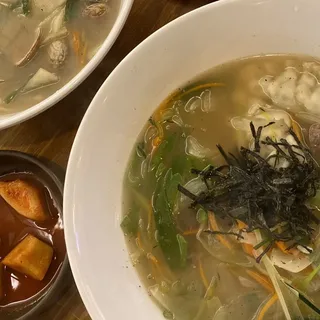 Myeongdong Kalguksu ()
