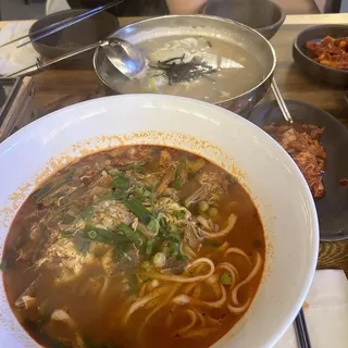 Yukgaejang Kalguksu ()